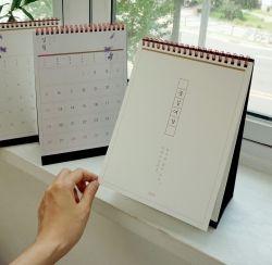 Indocyder 2025 Flower Road Desk Calendar